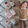 Zapatos para Caminar de Cuero para Niños 2026 Nueva Llegada Otoño Niños Deportivos Versátiles Decoración de Dibujos Animados Suela Suave Antideslizante
