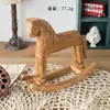 Cavalo de Balanço Estilo Nórdico Cavalo de Madeira Decoração de Mesa Decoração de Casa Artesanato de Cavalo de Balanço em Madeira de Pinus Ornamento "Madao Chenggong" (Sucesso Instantâneo) Peça de Decoração