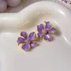 Aretes de flor morada con goteo de aceite, frescos y elegantes, estilo francés, suaves, de lujo ligero, a la moda, aretes de alta gama en el color que se muestra en la imagen