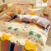 Nuevo juego de ropa de cama de cuatro piezas de terciopelo de leche engrosado, con lindos diseños de dibujos animados, una funda de edredón y una sábana suave y cómoda, adecuado para estudiantes y perfecto para el invierno
