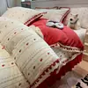 Juego de colcha y faldón de cama jacquard teñido en hilo de cuatro piezas con bordado de encaje, juego de ropa de cama floral fresco y delicado de cuatro piezas