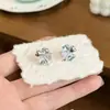 Nuevos pendientes de trébol de cuatro hojas frescos estilo coreano, elegantes pendientes cuadrados blancos, pendientes versátiles de alta gama para mujer