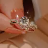 Libro Rojo Pequeño con anillo de zircón flash romántico de alta gama para mujer de 1 quilate para accesorios de anillo de coronación de amor al por mayor