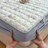 Faldón de cama acolchado con estampado de gasa de doble capa clase A, estilo pequeño y fresco, protector de colchón Simmons antideslizante totalmente cerrado, funda de faldón de cama~