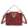 Bolso de Moda con Estampado de Leopardo en Forma de V para Mujer 2026 Nuevo Bolso de Mano de Nicho Estilo Commuter Gran Capacidad Bolso Cruzado al Hombro