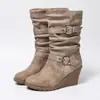 Suministro directo de fábrica de botas de hebilla de doble capa, botas de media pantorrilla para mujer, botas de vaquero versátiles de tacón alto sin cordones para mujer