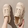 Sapatos perfurados de primavera e verão, design de peça única para casais, calçado casual para atividades ao ar livre, material EVA de cobertura total, solas antiderrapantes acolchoadas, aumento de altura