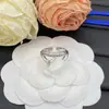 Anillo de Nuevo Modelo con Letra V Estilo Europeo y Americano Transfronterizo con Logo y Diseño de Flor Incrustada con Diamantes para Mujer, Anillo de Gama Alta al por Mayor