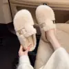 Chinelos de pelúcia de lã de cordeiro com sola grossa de alta qualidade para mulheres, novos chinelos de algodão super populares de inverno, sapatos peludos femininos