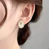 Pendientes de Botón de Camelia Florales Retro Franceses con Perlas para Mujer, Lujo Ligero Moda Verano 2025 Pendientes de Gama Alta