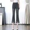 9261 Calça Jeans Flare Cinza Fumê com Barra Desfiada Micro Furo Quente Cropped Feminina Verão Meia-Idade Oito Pontos Mãe