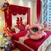 Decoración de Habitación de Boda con un Estilo Chino de Alta Gama, Cortinas de Colores Contrastantes Rojo y Azul, Pared del Fondo de la Cabecera con el Carácter de Doble Felicidad, Habitación de la Novia
