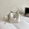 Bolsa de Balde Portátil Super Quente da Moda Nova Coleção Primavera/Verão 2026 Versátil Bolsa Transversal Feminina Toque de Luxo Pequena Bolsa de Mão para Passeio