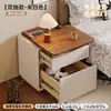 Mesa de cabeceira color block em madeira de nogueira com compartimentos ocultos, apresentando duas gavetas para armazenamento privado, um armário de cabeceira multifuncional para quartos de casa