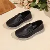 Venta al por mayor de zapatos de piel para niños, mocasines estilo británico para niños, nueva colección primavera/otoño 2026, zapatos casuales de suela blanda para niños, aptos para actuaciones