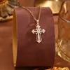 Colar Cruz de Zircônia Dourada Retrô Europeu e Americano Luxo Acessível Pingente de Nicho Acessórios de Corrente para Clavícula com Design de Ponta