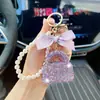 Chaveiro de carro de bolsa com diamantes completos da moda, pingente de bolsa modelo de argila com corrente de pérolas criativas, pingente personalizado no atacado para mulheres