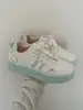 Tênis populares de sola grossa para mulheres, novos sapatos brancos versáteis outono 2026, mocassins casuais esportivos de nicho para estudantes