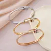 Pulseira de aço inoxidável com círculo móvel de titânio, com furo, de argila europeia e americana transfronteiriça, pulseira aberta para meninas, atacado