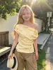 Camiseta curta de manga curta ombro a ombro com estampa de estrelas em cores dopamina estilo coreano para mulheres, verão, corte justo, valoriza a silhueta, cropped ombro a ombro