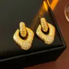 Pendientes de Plata con Patrón de Diamante Dorado para Mujer, Modernos, Versátiles, de Gama Alta, Estilo de Nicho, Pendientes Únicos y Hermosos