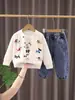 Conjunto de Chaqueta de Dibujos Animados y Jeans para Niños Estilo Primavera y Otoño para Niños Manga Larga Dos Piezas Ropa Casual Elegante para Bebés