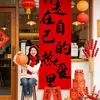 Decoración de Año Nuevo 2026 Banderín Rojo con Caligrafía Tela Colgante Día de Año Nuevo Evento en Centro Comercial Montaje de Atmósfera Festiva Tela de Fondo