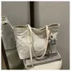 Bolsa de Hombro con Colgante Bordado Fresco de Gran Capacidad Nuevo Estilo 2025 Elegante Popular para Compras Debajo del Brazo
