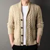 Suéter cárdigan de punto jacquard con patrón trenzado y bolsillo para hombre para Otoño e Invierno, Ropa exterior de punto moderna ajustada con mangas largas