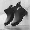 Botas de chuva masculinas da moda de cano curto, antiderrapantes, impermeáveis, adequadas para uso na cozinha, lavagem de carros e canteiros de obras; duráveis, resistentes à água e forradas para aquecimento.