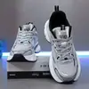 Zapatos de Hombre 2026 Nuevos de Verano Transpirables de Malla Casuales Deportivos Versátiles para Hombre Suela Gruesa de Moda Zapatos que Aumentan la Altura Zapatos de Papá