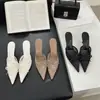 2026 Tendência Primavera Verão Nova Chegada Bico Fino Salto Alto Feminino Salto Agulha Traje de Festa Sandálias com Renda de Corte Baixo Chinelos Sapatos Meio Fechados