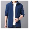 En nombre del abrigo de otoño e invierno para el cabello, cuello de abrigo, chaqueta deportiva casual, chaqueta polar, chaqueta acolchada de forro polar para hombre, suéter de forro polar al por mayor