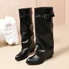Botas compridas de bico fino com rebite e fivela de cinto retrô, nova coleção outono/inverno 2026, botins plissados, botas de cano longo, botas de moda