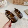 Zapatos planos de punta baja para niñas, nueva colección primavera/otoño 2026, zapatos de piel sintética con punta cerrada para bebés, suela blanda, con cierre de velcro, estilo princesa, modernos