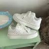 Tênis Feminino de Solado Grosso 2026 Novo Outono Sapatos Brancos Versátil Confortável Aumentador de Altura Mocassins Estrela Sapatos Casuais