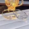Pulsera geométrica transfronteriza europea y americana con incrustaciones de circón, popular accesorio de moda con incrustaciones de circón, con un toque de lujo ligero y de alta gama, un regalo versátil para una novia.