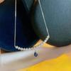 Collar elegante con diamantes azules y sonrisa para mujer, estilo frío, combina con todo, ligero, de lujo, de alta gama, diseño de nicho, pequeño libro rojo.