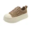 Nuevas zapatillas estudiantiles versátiles que aumentan la altura con un estilo moderno, zapatos casuales de suela gruesa 2026 para mujer, zapatillas de lona retro para primavera y otoño