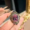 Estilo Palacio Italiano Dos Tonos Dorado Artesanía Calada Incrustaciones Diamante Rosa Colgante Pendientes Azul Real Conjunto de Anillos Tesoro Colorido