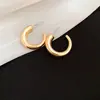 Brincos de Metal Prateado em Forma de C Estilo Minimalista Europeu e Americano Moda Simples Brincos de Tarraxa High-End Brincos Únicos de Nicho Venda por Atacado