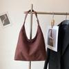Bolsa de camurça de grande capacidade casual para viagem feminina 2024 nova bolsa de ombro transversal de outono e inverno bolsa balde