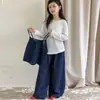 Conjunto Jeans Feminino Primavera e Outono 2026 Nova Moda Estilosa Infantil Top de Alça Calça de Pernas Largas Estilo Coreano Conjunto de Três Peças Tendência para Meninas
