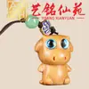 Cadena colgante para teléfono móvil con buey del zodiaco tallado en sándalo verde, colgante accesorio para bolso de buey pequeño lindo de dibujos animados Yiming Xianyuan
