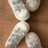 Sapatos de Lona de Cano Alto com Sola Grossa para Pessoas Baixas Femininos 2026 Verão Novo Biqueira Shell Aumento Interno de Altura Respiráveis Casuais Sapatos Estrela
