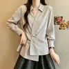 Camisa Feminina Plus Size Estilo Coreano para o Trabalho Esconde Gordura Emagrecedora 26 Outono Nova Barra Irregular Cintura Marcada Gola Lapela Manga Longa