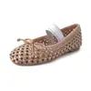 Sapatos Elegantes com Strass Vazados 0,8 cm Verão 2026 Novo Estilo Bico Redondo Baixos de Uma Tira