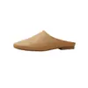Tan suaves que es increíble~ Zapatos planos tipo mule de cuero suave y moderno con textura granulada, puntera cuadrada, Mules Row para mujer
