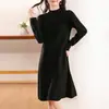 Gola Alta Meia 2026 Outono e Inverno Novo Estilo Design Vazado em Forma de V Vestido Tricô 100% Lã Pura Feminino, Moderno e Emagrecedor