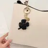 Nova Chaveiro Trevo de Quatro Folhas Cheio de Diamantes de Argila de Cristal Exquisito Pingente de Carro com Pedras Strass Embutidas Bolsa de Luxo Leve